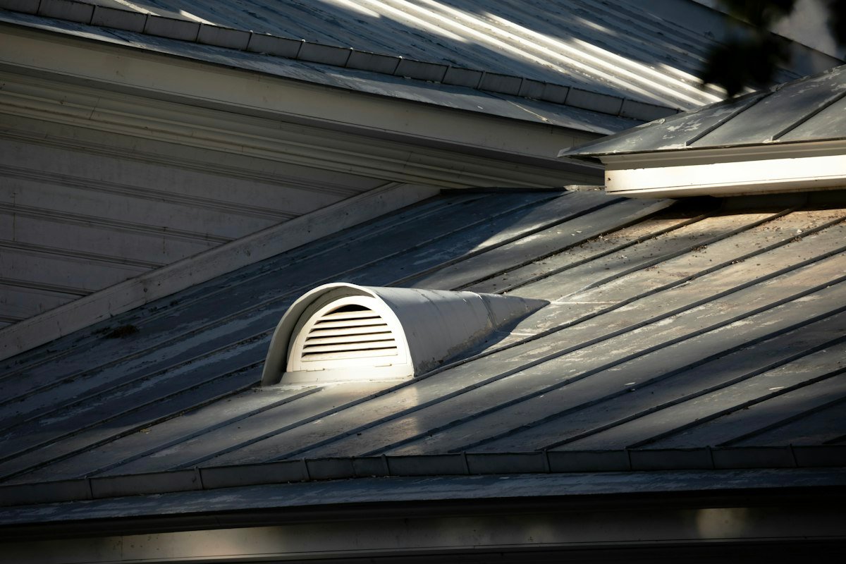 Sealed metal standing-seam roof sheeting