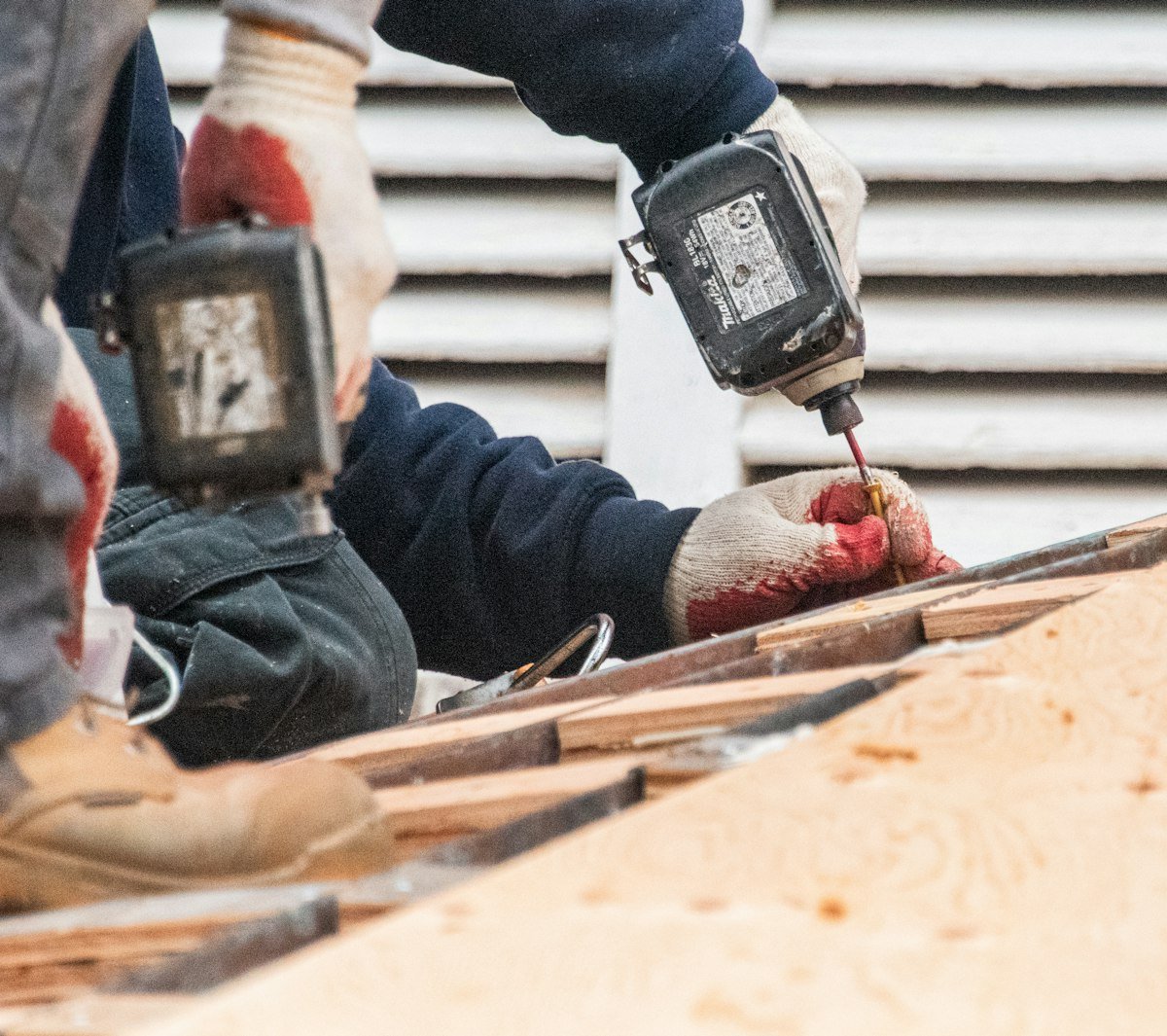 Applying membrane to a roof